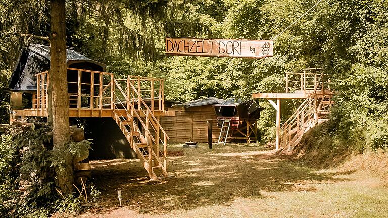 Das Dachzelt-Dorf in Thulba am Campingplatz.