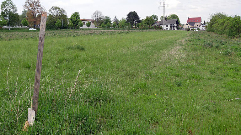 Auf diesem Grundstück in der Schulstraße wird die neue Grundschule in Unterpleichfeld gebaut. Die Aufstellung des Bebauungsplans hat der Gemeinderat nun beschlossen. Auf diesem Grundstück in der Schulstraße wird die neue Grundschule in Unterpleichfeld gebaut. Die Aufstellung des Bebauungsplans hat der Gemeinderat nun beschlossen.