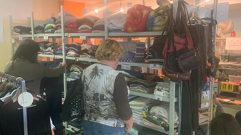 Auch eine große Abteilung für Kleidung und Schuhe gibt es im 'tauschbar Markt Reichenberg' - für Babys, Kinder, Jugendliche und Erwachsene.