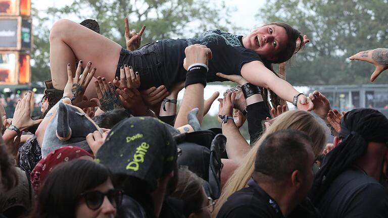 Matschige Schuhe? Egal, auch 2023 schwebten in Wacken Crowdsurferinnen und Crowdsurfer über den Köpfen der Fans. Matschige Schuhe? Egal, auch 2023 schwebten in Wacken Crowdsurferinnen und Crowdsurfer über den Köpfen der Fans.