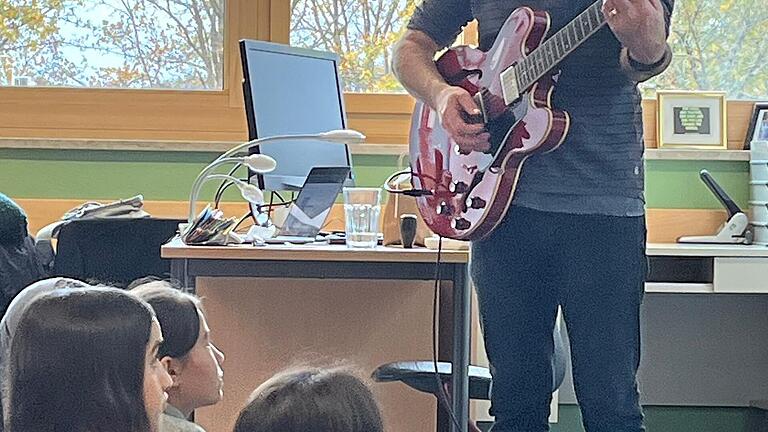 Der Kanadier Michael O'Connel begeistert die Schülerinnen und Schüler. Der Kanadier Michael O'Connel begeistert die Schülerinnen und Schüler.