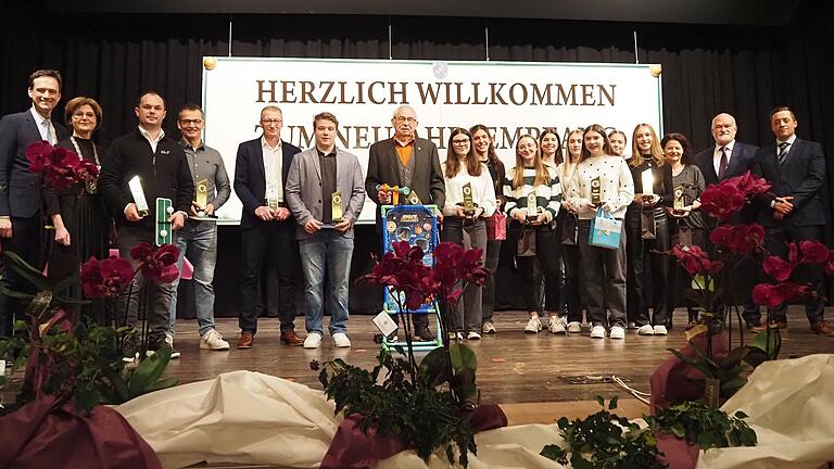 Eine Bühne für die Besten des Jahres 2023 (von links): Landrat Florian Töpper, Bürgermeisterin Bettina Bärmann, Max Dill, Valentin Hofmann, Martin Krönert, Philipp Graf, Peter Herdel, die erfolgreichen Korbballerinnen des VfL mit Trainerin Stefanie Philipp, Zweiter Bürgermeister Thomas Wohlfahrt und Dritter Bürgermeister Florian Negwer. Eine Bühne für die Besten des Jahres 2023 (von links): Landrat Florian Töpper, Bürgermeisterin Bettina Bärmann, Max Dill, Valentin Hofmann, Martin Krönert, Philipp Graf, Peter Herdel, die erfolgreichen Korbballerinnen des VfL mit Trainerin Stefanie Philipp, Zweiter Bürgermeister Thomas Wohlfahrt und Dritter Bürgermeister Florian Negwer.
