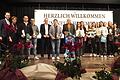 Eine Bühne für die Besten des Jahres 2023 (von links): Landrat Florian Töpper, Bürgermeisterin Bettina Bärmann, Max Dill, Valentin Hofmann, Martin Krönert, Philipp Graf, Peter Herdel, die erfolgreichen Korbballerinnen des VfL mit Trainerin Stefanie Philipp, Zweiter Bürgermeister Thomas Wohlfahrt und Dritter Bürgermeister Florian Negwer.
