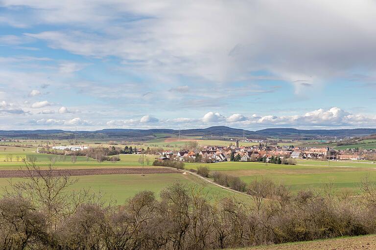Vom Hutsberg genießt man einen beeindruckenden Weitblick, hier auf Birkenfeld. Vom Hutsberg genießt man einen beeindruckenden Weitblick, hier auf Birkenfeld.