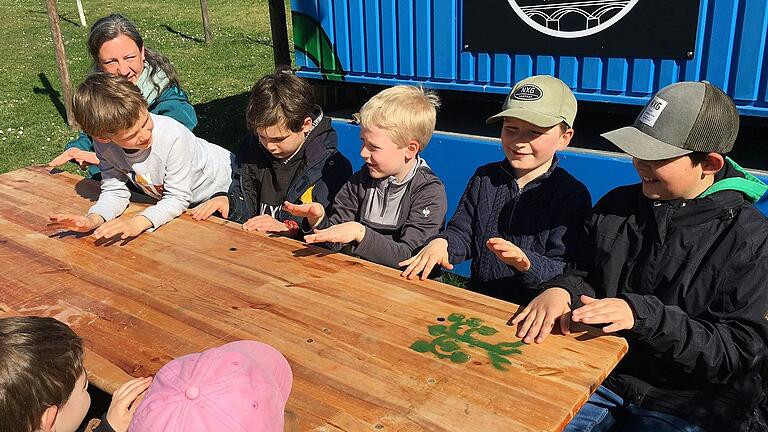 Die Kinder der BN-Kindergruppe im Freien vor dem Bauwagen Erna und Marit Pohl beim Spiel 'Kommando: Alle Vögel fliegen hoch'. Die Kinder der BN-Kindergruppe im Freien vor dem Bauwagen Erna und Marit Pohl beim Spiel 'Kommando: Alle Vögel fliegen hoch'.