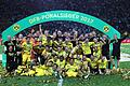 Pokalsieger       -  Borussia Dortmund: Gruppenbild mit Pokal. Foto: Jan Woitas