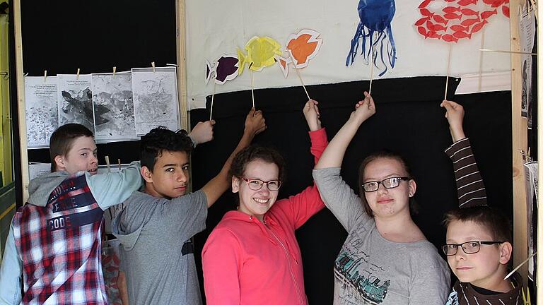 Das Schattentheater „Swimmy” war eines der Highlights beim Besuch des Förderzentrums der Lebenshilfe in Sylbach. Stolz präsentierten (von links) Ilias, Joseph, Viktoria, Lisa-Maria und Justin hinter dem Vorhang das Wunder im großen Meer. Das Schattentheater „Swimmy” war eines der Highlights beim Besuch des Förderzentrums der Lebenshilfe in Sylbach. Stolz präsentierten (von links) Ilias, Joseph, Viktoria, Lisa-Maria und Justin hinter dem Vorhang das Wunder im großen Meer.
