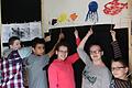 Das Schattentheater &bdquo;Swimmy&rdquo; war eines der Highlights beim Besuch des Förderzentrums der Lebenshilfe in Sylbach. Stolz präsentierten (von links) Ilias, Joseph, Viktoria, Lisa-Maria und Justin hinter dem Vorhang das Wunder im großen Meer.