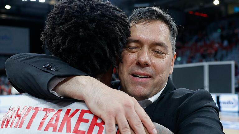 Da verstehen sich zwei aber besonders gut: Spielmacher Whittaker und Trainer Filipovski. Da verstehen sich zwei aber besonders gut: Spielmacher Whittaker und Trainer Filipovski.
