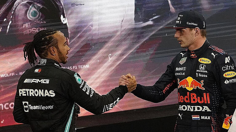 Lewis Hamilton (l) und Max Verstappen.jpeg       -  Nach dem letzten Rennen 2021 musste Lewis Hamilton (links) seinem Rivalen Max Verstappen zum WM-Titel gratulieren.