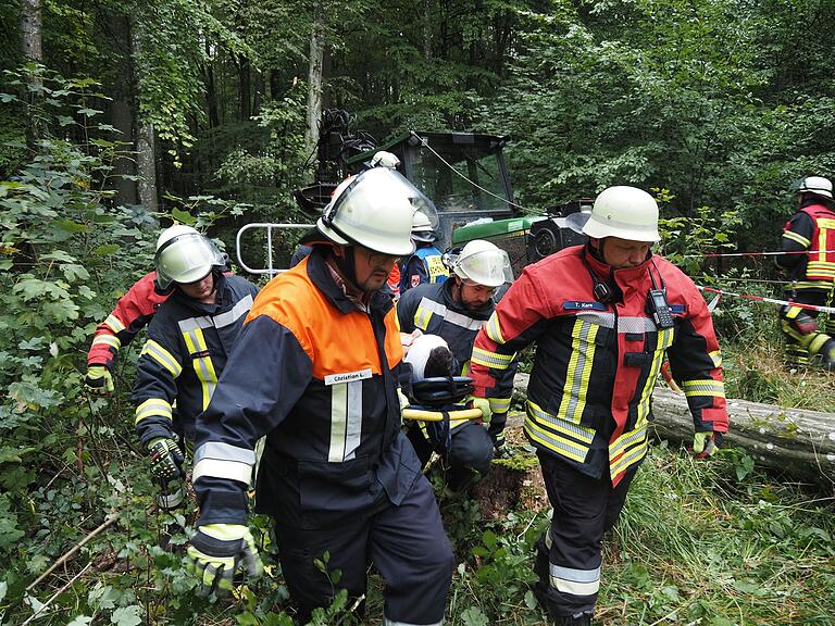 Wirbelsäulenschonend muss der Patient transportiert werden. Wirbelsäulenschonend muss der Patient transportiert werden.