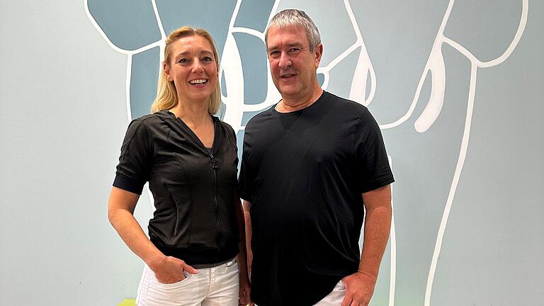 Dr. Karola Weinreich und der bei ihr angestellte Zahnarzt Franz-Josef Schubert betreuen mit ihrer mobilen Zahnarzteinheit Patienten außerhalb der Brendorenzer Praxis. Dr. Karola Weinreich und der bei ihr angestellte Zahnarzt Franz-Josef Schubert betreuen mit ihrer mobilen Zahnarzteinheit Patienten außerhalb der Brendorenzer Praxis.