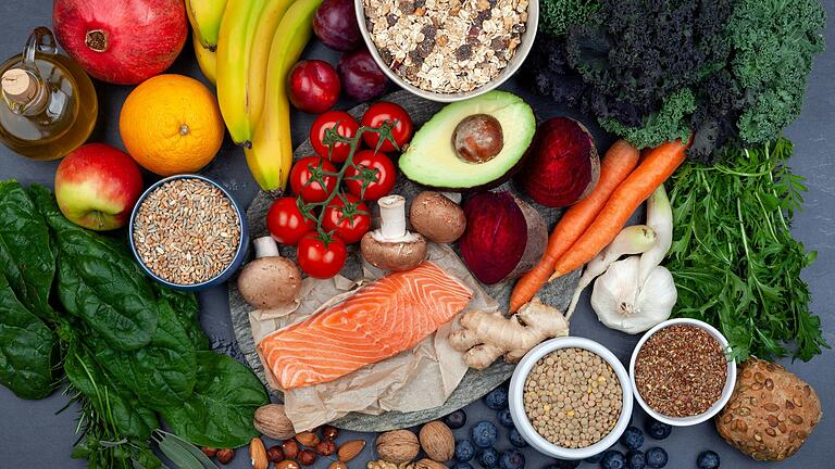 Viel Gemüse, viel Obst, viel Vollkorn, viel Fisch: Eine gesunde Ernährung kann helfen, gesund alt zu werden.