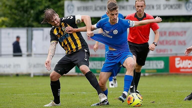 Steffen Barthel (rechts) für den Würzburger FV 04 in der Fußball-Bayernliga am Ball. Der 29-Jährige spielte mehrere Jahre in Marktbreit, Abtswind, Rimpar und Würzburg höherklassig. Steffen Barthel (rechts) für den Würzburger FV 04 in der Fußball-Bayernliga am Ball. Der 29-Jährige spielte mehrere Jahre in Marktbreit, Abtswind, Rimpar und Würzburg höherklassig.