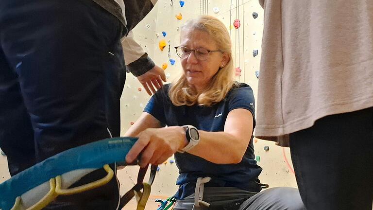 Wenn die Teilnehmenden Hilfe beim Anschnallen des Bauchgurts brauchen, hilft Klettertrainerin Heike Nötscher. Wenn die Teilnehmenden Hilfe beim Anschnallen des Bauchgurts brauchen, hilft Klettertrainerin Heike Nötscher.
