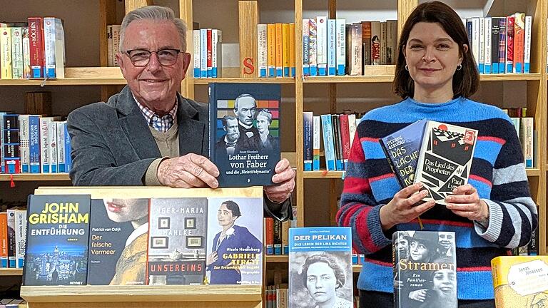 Knapp 70 Neuerscheinungen des vergangenen Jahres im Gesamtwert von etwa 2000 Euro übergab Hobby-Literaturkritiker Sigismund von Dobschütz (links) an Stefanie Mahlmeister, Leiterin der Stadtbücherei. - Knapp 70 Neuerscheinungen des vergangenen Jahres im Gesamtwert von etwa 2000 Euro übergab Hobby-Literaturkritiker Sigismund von Dobschütz (links) an Stefanie Mahlmeister, Leiterin der Stadtbücherei. Knapp 70 Neuerscheinungen des vergangenen Jahres im Gesamtwert von etwa 2000 Euro übergab Hobby-Literaturkritiker Sigismund von Dobschütz (links) an Stefanie Mahlmeister, Leiterin der Stadtbücherei. - Knapp 70 Neuerscheinungen des vergangenen Jahres im Gesamtwert von etwa 2000 Euro übergab Hobby-Literaturkritiker Sigismund von Dobschütz (links) an Stefanie Mahlmeister, Leiterin der Stadtbücherei.