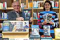 Knapp 70 Neuerscheinungen des vergangenen Jahres im Gesamtwert von etwa 2000 Euro übergab Hobby-Literaturkritiker Sigismund von Dobschütz (links) an Stefanie Mahlmeister, Leiterin der Stadtbücherei.       -  Knapp 70 Neuerscheinungen des vergangenen Jahres im Gesamtwert von etwa 2000 Euro übergab Hobby-Literaturkritiker Sigismund von Dobschütz (links) an Stefanie Mahlmeister, Leiterin der Stadtbücherei.