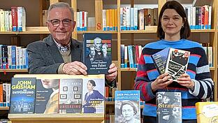 Knapp 70 Neuerscheinungen des vergangenen Jahres im Gesamtwert von etwa 2000 Euro übergab Hobby-Literaturkritiker Sigismund von Dobschütz (links) an Stefanie Mahlmeister, Leiterin der Stadtbücherei.       -  Knapp 70 Neuerscheinungen des vergangenen Jahres im Gesamtwert von etwa 2000 Euro übergab Hobby-Literaturkritiker Sigismund von Dobschütz (links) an Stefanie Mahlmeister, Leiterin der Stadtbücherei.