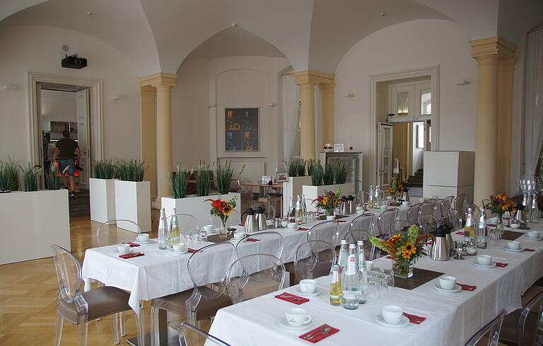 Im barock-modernen Ambiente des Café Balthasar im Schloss Werneck ist für die Gäste gedeckt.