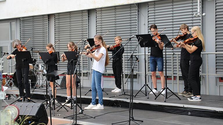Auch ein Streicher-Ensemble hat das Martin-Pollich-Gymnasium zu bieten. Die acht jungen Violinisten brachten unter der Leitung von Magdalene Schmid-Schindler beim Sommerkonzert drei Stücke zu Gehör. Auch ein Streicher-Ensemble hat das Martin-Pollich-Gymnasium zu bieten. Die acht jungen Violinisten brachten unter der Leitung von Magdalene Schmid-Schindler beim Sommerkonzert drei Stücke zu Gehör.