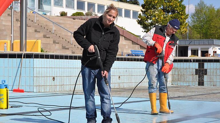 Die Bürgerinitiative Pro Waldbad hat heuer viel dazu beigetragen, das Schwimmbad in Lengfurt für den Badebetrieb herzurichten. Die Bürgerinitiative Pro Waldbad hat heuer viel dazu beigetragen, das Schwimmbad in Lengfurt für den Badebetrieb herzurichten.
