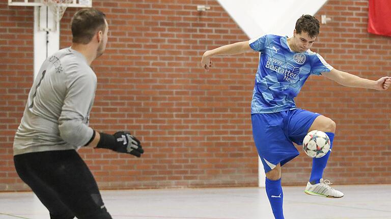 Vorentscheidende Szene im Endspiel: Moritz Wagenhäuser (rechts) vom ETSV Würzburg vor seinem Treffer zum 2:0. Rottendorfs Torwart Peter Trappschuh ist dabei chancenlos. Vorentscheidende Szene im Endspiel: Moritz Wagenhäuser (rechts) vom ETSV Würzburg vor seinem Treffer zum 2:0. Rottendorfs Torwart Peter Trappschuh ist dabei chancenlos.