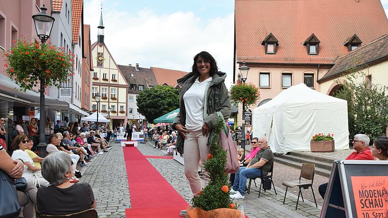 Das &quot;Herbstflimmern&quot; in Gemünden mit Modeschau auf dem Marktplatz zog viel Publikum an
