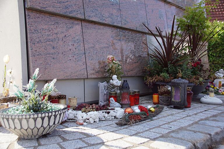 So ist das eigentlich nicht gedacht: Vor den Urnenwänden werden regelmäßig Blumen und Lichter abgelegt aber nicht weggeräumt. Der Bauhof muss dann tätig werden. So ist das eigentlich nicht gedacht: Vor den Urnenwänden werden regelmäßig Blumen und Lichter abgelegt aber nicht weggeräumt. Der Bauhof muss dann tätig werden.