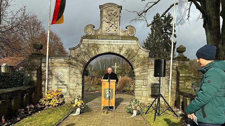 Bürgermeister Helmut Krämer während seiner Gedenkrede zum Volkstrauertag am Friedhof Ingolstadt Bürgermeister Helmut Krämer während seiner Gedenkrede zum Volkstrauertag am Friedhof Ingolstadt