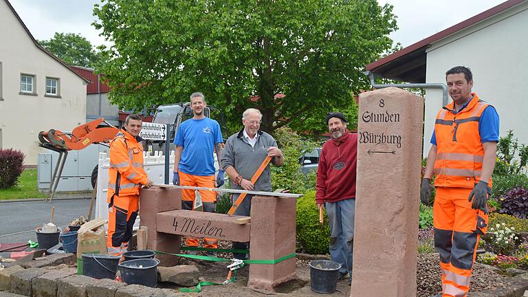 Muarem Bajsini, Heiko Lang, die beiden Steinmetze Andreas Mehler und Horst Wittstadt aus Karlstadt-Laudenbach sowie Johannes Hein (von links) legen beim Stellen des Stundensteins mit Bank letzte Hand an. Muarem Bajsini, Heiko Lang, die beiden Steinmetze Andreas Mehler und Horst Wittstadt aus Karlstadt-Laudenbach sowie Johannes Hein (von links) legen beim Stellen des Stundensteins mit Bank letzte Hand an.