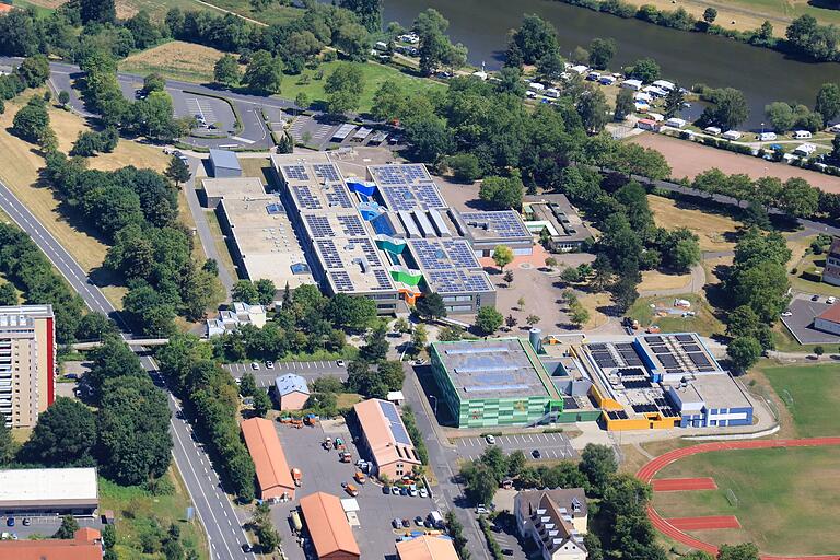 Das Schulzentrum Nägelsee aus der Luft: Hier fielen vor einem Jahr die tödlichen Schüsse. Der jugendliche Täter wurde inzwischen wegen heimtückischen Mordes verurteilt. Das Schulzentrum Nägelsee aus der Luft: Hier fielen vor einem Jahr die tödlichen Schüsse. Der jugendliche Täter wurde inzwischen wegen heimtückischen Mordes verurteilt.