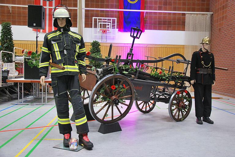 Die Löschspritze von 1880 flankierte die Bühne beim Festkommers. Die Löschspritze von 1880 flankierte die Bühne beim Festkommers.