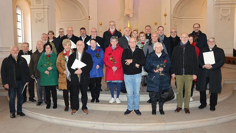 Bei einem Gottesdienst in der Seminarkirche Sankt Michael in Würzburg sind Ständige Diakone für ihren langjährigen Dienst geehrt worden.
