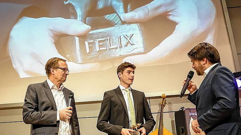 Felix-Überreichung bei der Sportgala: Im Bild Hürdenläufer Christopher Löffelmann als Sportler des Jahres 2015 mit Trophäe (Mitte), rechts Moderator Sven Schröter (rechts) und Hans Strauß, Sportredakteur des Schweinfurter Tagblatts. Felix-Überreichung bei der Sportgala: Im Bild Hürdenläufer Christopher Löffelmann als Sportler des Jahres 2015 mit Trophäe (Mitte), rechts Moderator Sven Schröter (rechts) und Hans Strauß, Sportredakteur des Schweinfurter Tagblatts.