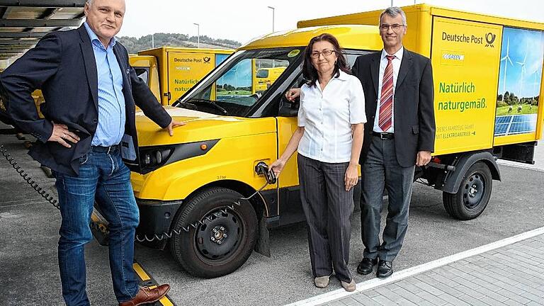 Hochmodernes Verteilerzentrum mit modernen Elektroautos: Über den Streetscooter der Deutschen Post freuen sich (von links) Investor Dieter Hepp, Betriebsleiterin Monika Böhm und Niederlassungsleiter Wolfgang Frank.