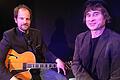 Herbert Scheuring (rechts) trägt das Wort zum Samstag vor, Jazzgitarrist Joe Krieg sorgt musikalisch für Unterhaltung.
