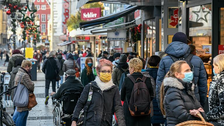 Die Würzburger Innenstadt kurz vor dem Lockdown. Viele Menschen waren am Montag noch einkaufen, bevor die meisten Geschäfte am Mittwoch schließen müssen. Die Würzburger Innenstadt kurz vor dem Lockdown. Viele Menschen waren am Montag noch einkaufen, bevor die meisten Geschäfte am Mittwoch schließen müssen.