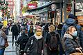 Die Würzburger Innenstadt kurz vor dem Lockdown. Viele Menschen waren am Montag noch einkaufen, bevor die meisten Geschäfte am Mittwoch schließen müssen.
