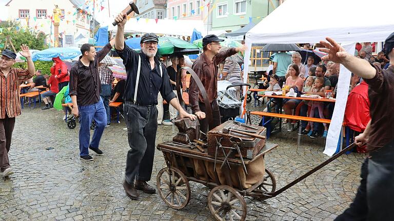 Viele Besucherinnen und Besucher fanden Schutz vor dem Regen unter Pavillons.&nbsp;