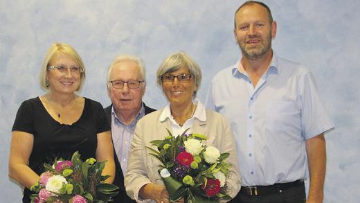 Dank und Willkommensgruß: Der langjährige Leiter des Arbeitskreises „Sälzer Geschichte“, Heinz Gauly (Zweiter von links) wurde verabschiedet und seine Nachfolgerin Christa Volkheimer (links) vorgestellt. Bürgermeister Martin Schmitt überreichte auch Ehefrau Anneliese Gauly einen Blumenstrauß. Dank und Willkommensgruß: Der langjährige Leiter des Arbeitskreises „Sälzer Geschichte“, Heinz Gauly (Zweiter von links) wurde verabschiedet und seine Nachfolgerin Christa Volkheimer (links) vorgestellt. Bürgermeister Martin Schmitt überreichte auch Ehefrau Anneliese Gauly einen Blumenstrauß.