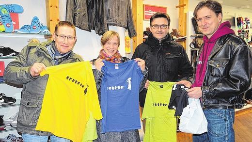 Tragen bald das „Horrorwittchen“ auf der Brust: Matthias Mehling (von rechts) überreichte am Mittwochmorgen Arno Roth, Elfriede Beifuß und Bernd Heldt die farbenfrohen Schneewittchen-Shirts. Tragen bald das „Horrorwittchen“ auf der Brust: Matthias Mehling (von rechts) überreichte am Mittwochmorgen Arno Roth, Elfriede Beifuß und Bernd Heldt die farbenfrohen Schneewittchen-Shirts.
