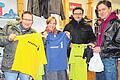 Tragen bald das &bdquo;Horrorwittchen&ldquo; auf der Brust: Matthias Mehling (von rechts) überreichte am Mittwochmorgen Arno Roth, Elfriede Beifuß und Bernd Heldt die farbenfrohen Schneewittchen-Shirts.