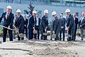 Spatenstich für das neue ZF-Gebäude für Elektromobilität in der Röntgenstraße: Von links Michael Vollmer (LHI Leasing GmbH), ZF-Standortleiter Hans-Jürgen Schneider, ZF-Divisionsleiter E-Mobilität Jörg Grotendorst, OB Sebastian Remelé, ZF-Betriebsratsvorsitzender Oliver Moll, Carsten Hense (Baufirma Goldbeck GmbH).