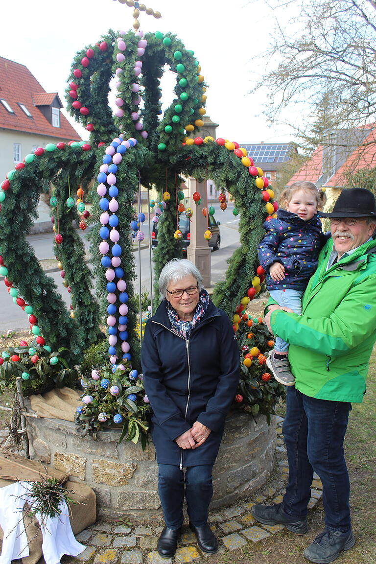 Die Initiatoren des Traustadter Osterschmucks: Gerda und Franz Braun mit Enkelin.