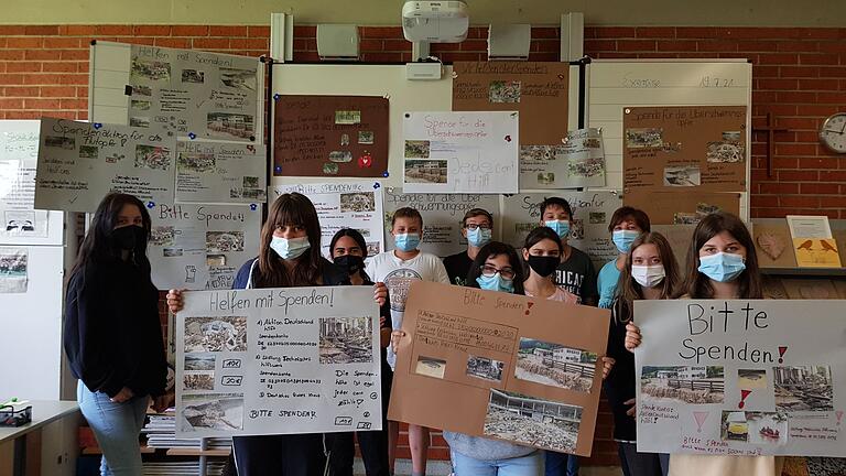 Mit selbst gebastelten Plakaten riefen die Schüler und Schülerinnen der Klasse 6G aus der Nikolaus-Fey-Mittelschule Wiesentheid dazu auf, für die Überschwemmungsopfer zu spenden.