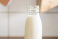 Glasflasche mit Milch.jpeg       -  Der Milchpreis in Bayern sinkt seit einigen Monaten.