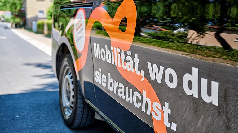 Die Sechssitzer der 'Callheinz'-Flotte sammeln Fahrgäste entweder an ÖPNV-Haltestellen oder an neuen Haltepunkten ein. Von dort werden sie zu Umsteigemöglichkeiten auf die Linienbusse gebracht – oder direkt ans Ziel, wenn kein passender Bus verkehrt. Die Sechssitzer der 'Callheinz'-Flotte sammeln Fahrgäste entweder an ÖPNV-Haltestellen oder an neuen Haltepunkten ein. Von dort werden sie zu Umsteigemöglichkeiten auf die Linienbusse gebracht – oder direkt ans Ziel, wenn kein passender Bus verkehrt.
