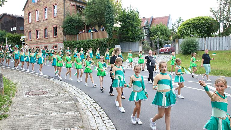 Festumzug 150 Jahre Freiwillige Feuerwehr Laub: Die Lauber Narrengilde war mit rund 60 Zugteilnehmern die mit Abstand größte Gruppe beim Feuerwehr-Jubiläums-Festumzug.