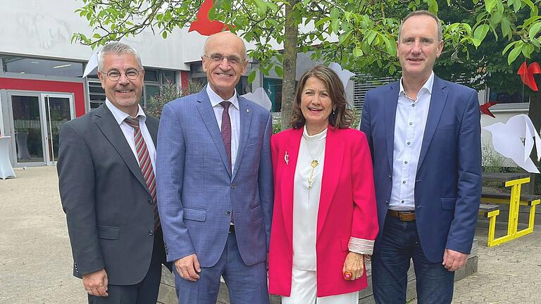 Abschied von einer langjährigen Schulleiterin: Das Bild zeigt (von links) Ministerialbeauftragten Markus Ramsteiner, Landrat Wilhelm Schneider, die scheidende Realschul-Direktorin Manuela Küfner und Bürgermeister Michael Ziegler.