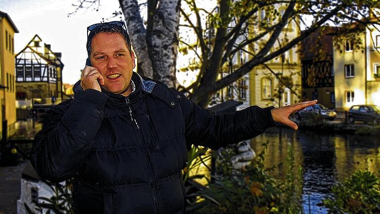 Vermittler: Drehorte ausfindig machen, mit den Bewohnern sprechen, Genehmigungen einholen &ndash; alles muss vor Ort koordiniert werden. Während der Dreharbeiten kann die &bdquo;Telefonleitung&ldquo; von Locationscout Alexander Schimkus schon mal glühen.
